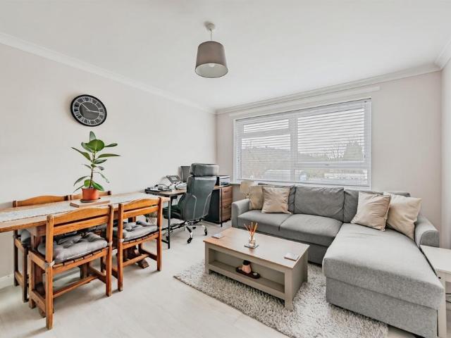 Flat for sale in Red Hill, Surrey