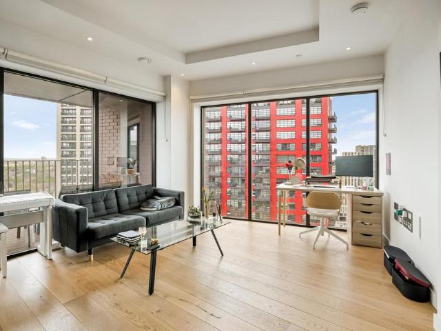 Flat for sale in London City Island, Blackwall