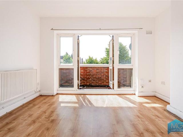 Flat for sale in Archway, Greater London