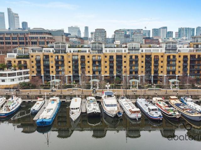 Flat for sale in East Smithfield, Cat Hill