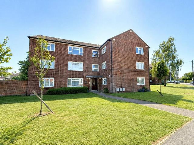 Flat for sale in Kings Hill, Colliers End