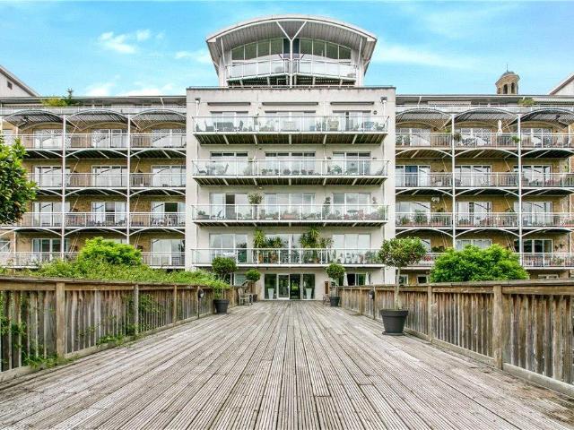 Flat for sale in London Borough of Hounslow, Strand