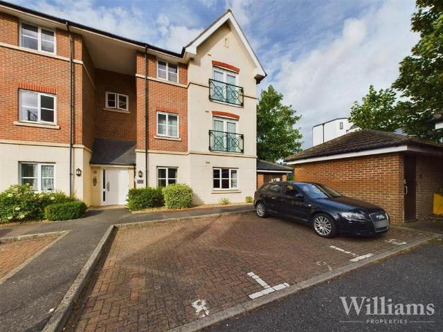 Flat for sale in Walton, Aylesbury