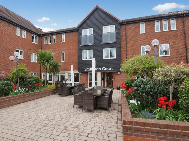 Flat for sale in Copmanthorpe, York