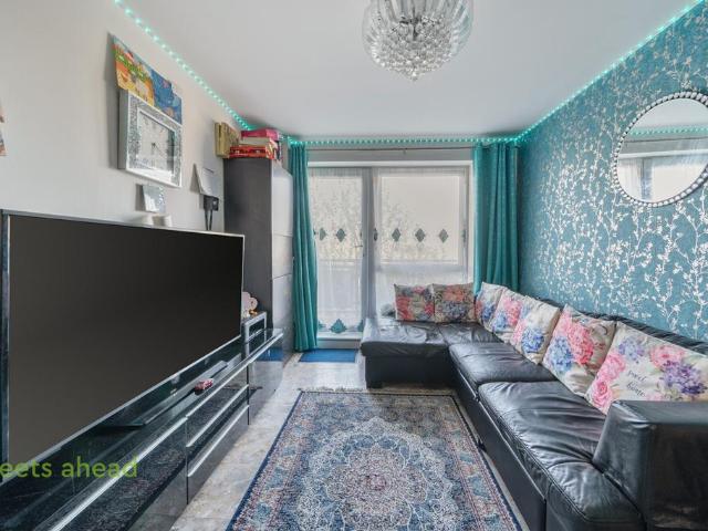 Flat for sale in London Borough of Croydon, Greater London