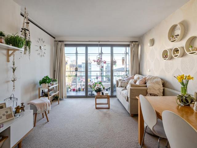 Flat for sale in Peckham, Greater London