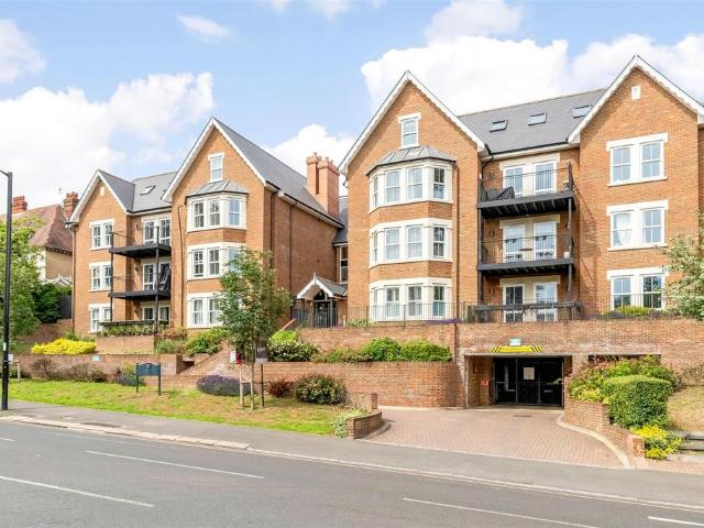 Flat for sale in London Borough of Croydon, Purley