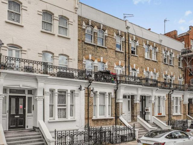 Flat for sale in West Kensington, Greater London