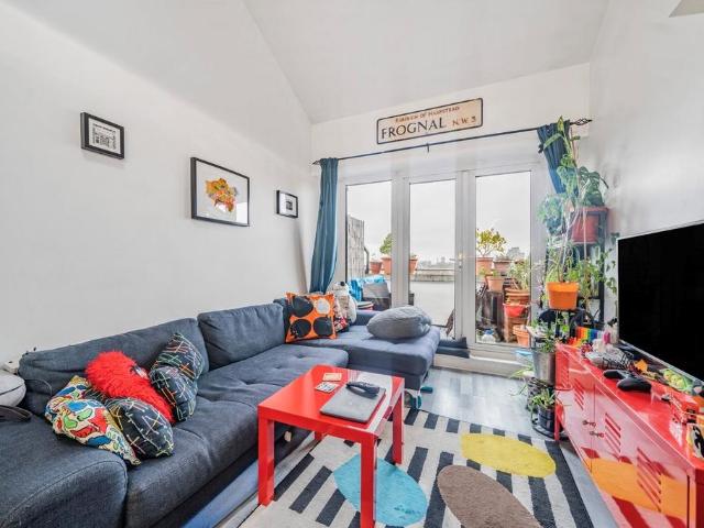 Flat for sale in Old Ford, Greater London