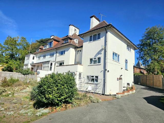 Flat for sale in Maybury, Woking