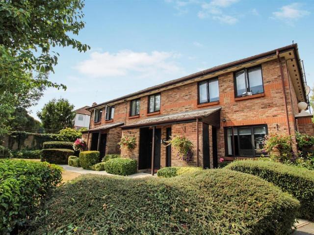 Flat for sale in Debden Green, Epping