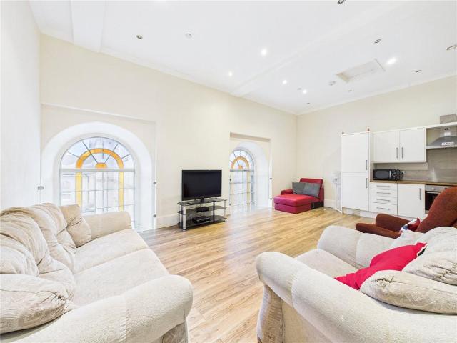 Flat for sale in Kingswood