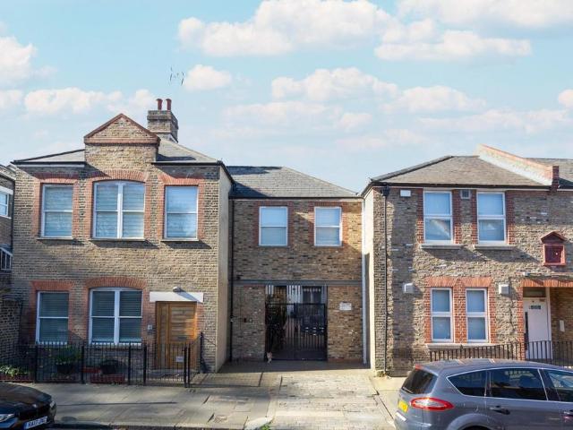 Flat for sale in Shacklewell, Greater London
