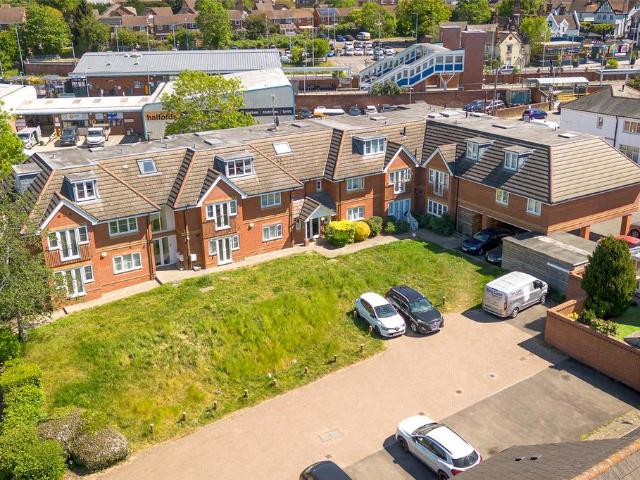 Flat for sale in Emmbrook, Wokingham