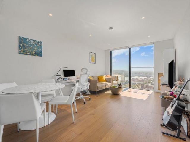 Flat for sale in Isle Of Dogs, Greater London