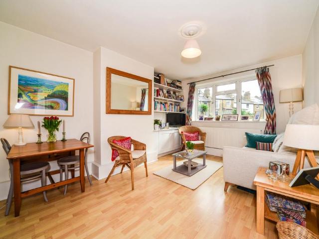 Flat for sale in Clapham Junction, Greater London