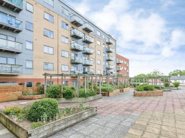 Flat for sale in Vange, Essex