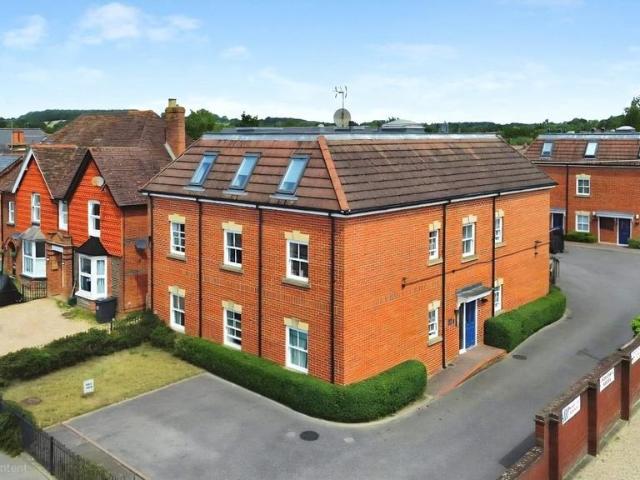 Flat for sale in Thatcham, West Berkshire