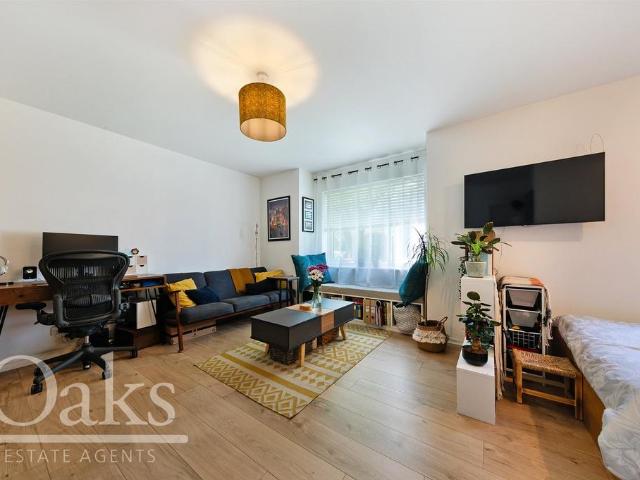 Flat for sale in London Borough of Croydon, South Norwood