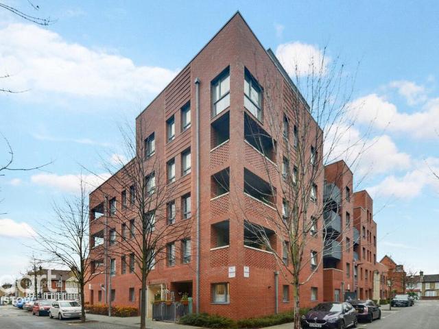 Flat for sale in Upton Park, Greater London
