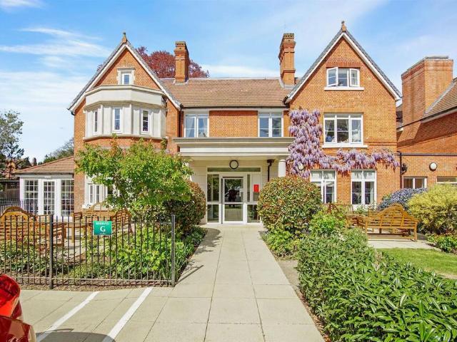 Flat for sale in Chislehurst, Greater London