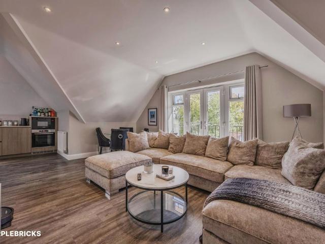 Flat for sale in Caterham Valley, Hillview