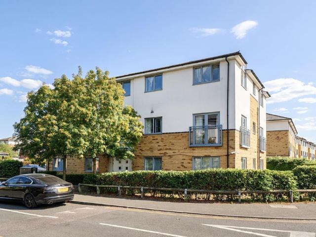 Flat for sale in London Borough of Ealing, Greater London