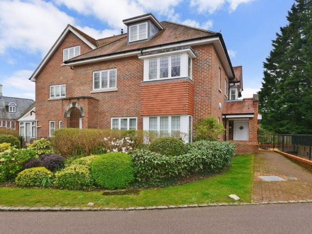 Flat for sale in Beaconsfield, Penn