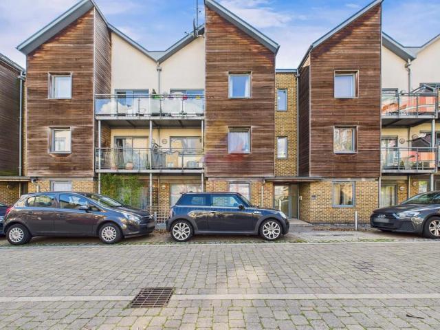 Flat for sale in Hythe, Fordham Heath