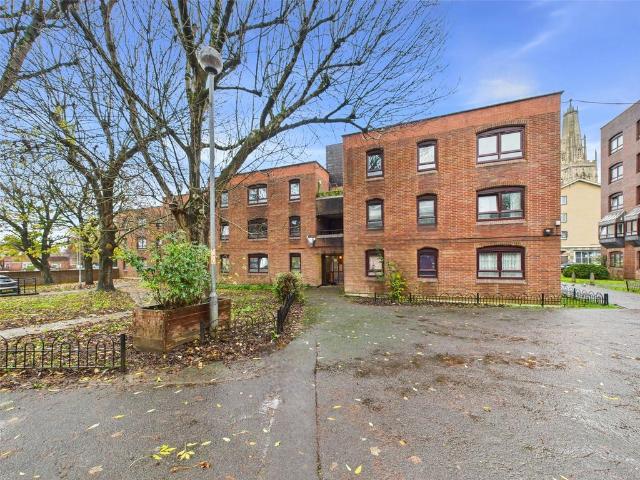 Flat for sale in Gloucester, Gloucestershire