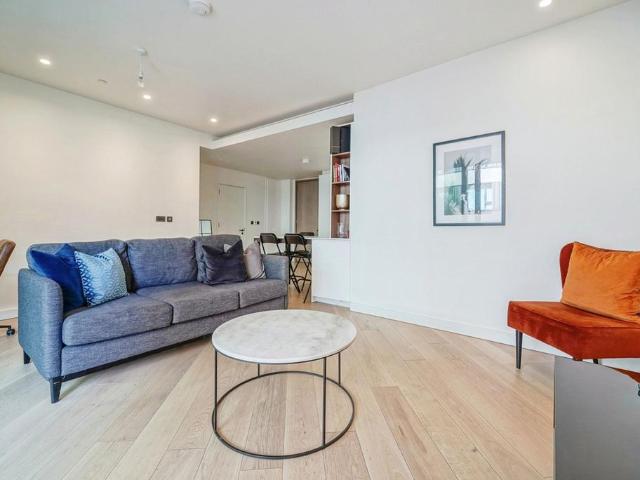 Flat for sale in Shepherd's Bush, Greater London