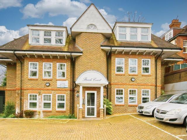 Flat for sale in London Borough of Merton, Raynes Park