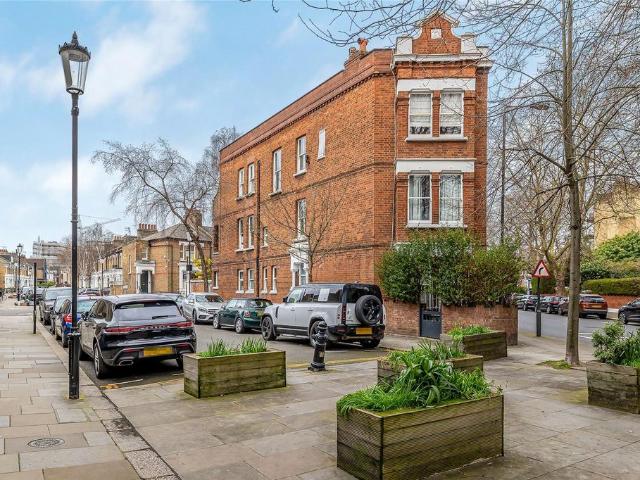 Flat for sale in Lot's Village, Greater London