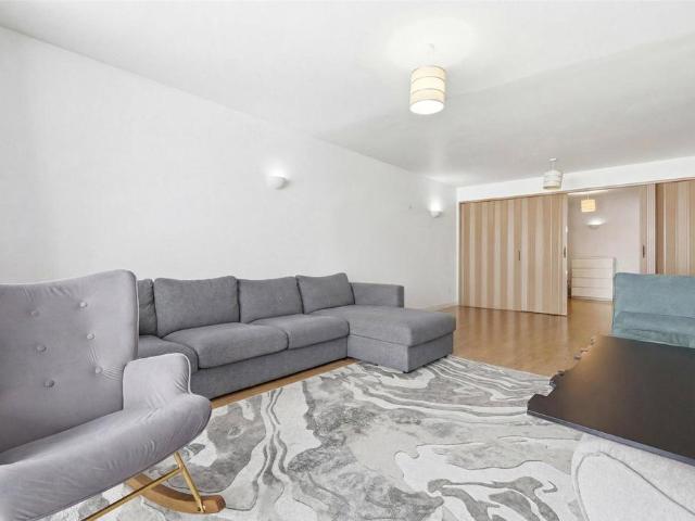 Flat for sale in Streatham, Greater London
