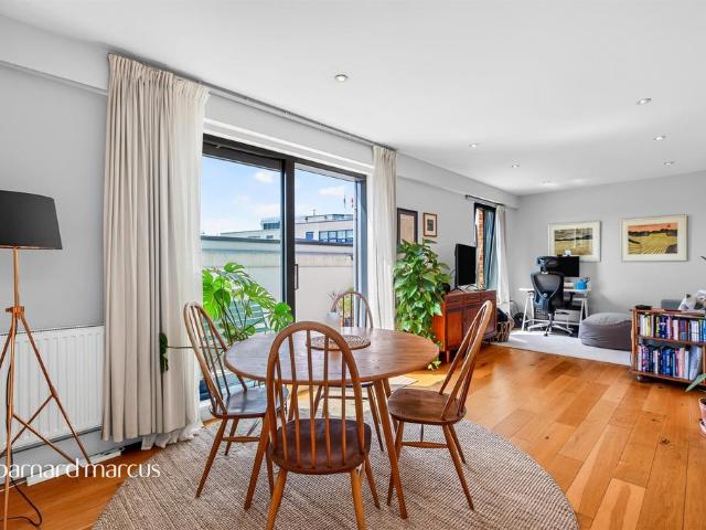 Flat for sale in Nunhead, Greater London