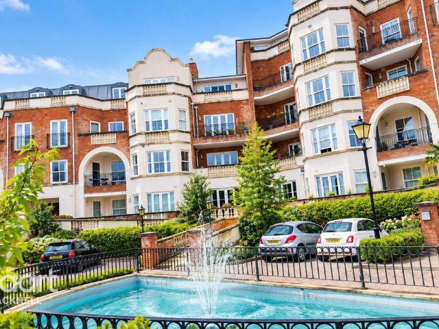 Flat for sale in North Ascot, Ascot