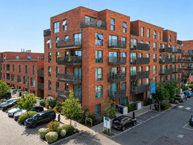 Flat for sale in Harrow Weald, Greater London