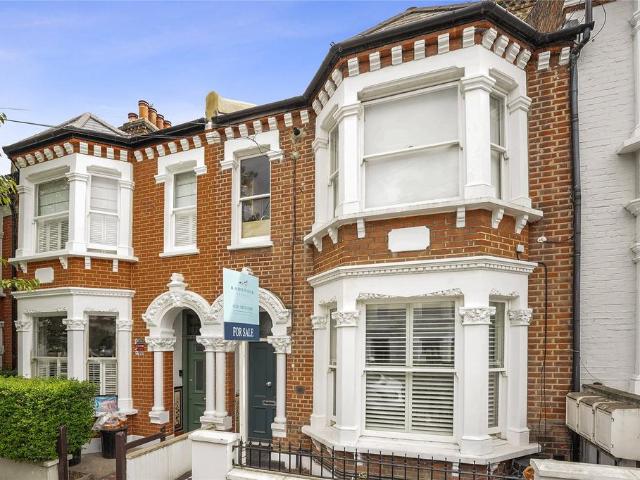 Flat for sale in Clapham Junction, Greater London