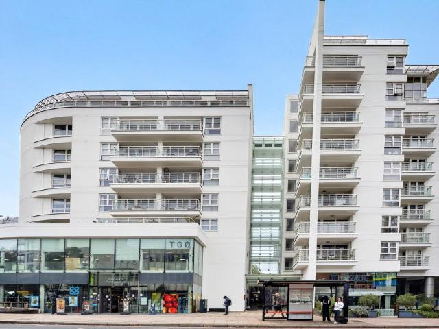 Flat for sale in London Borough of Wandsworth, Greater London