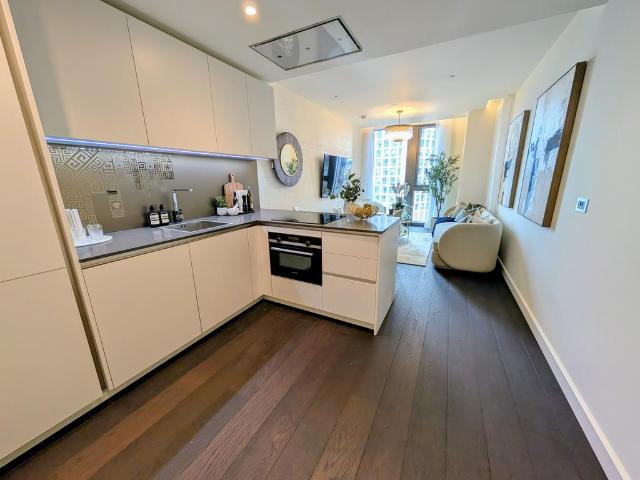 Flat for sale in Vauxhall, Greater London