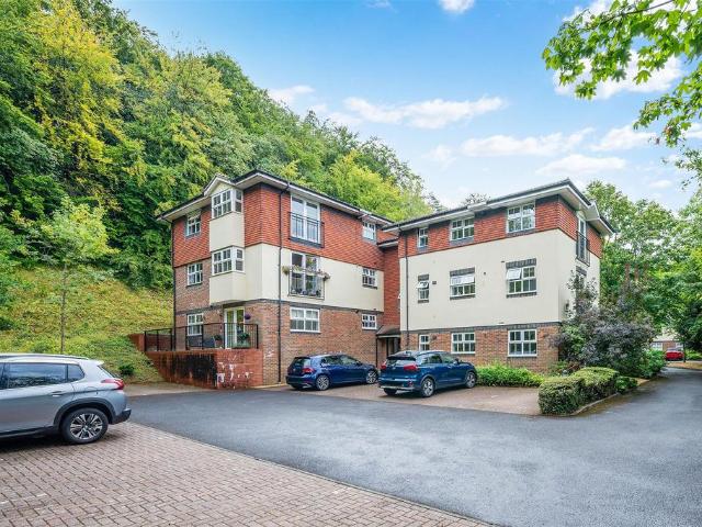 Flat for sale in Red Hill, Surrey