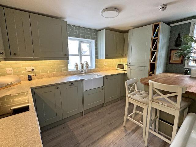 Flat for sale in expand shopping area, East Devon