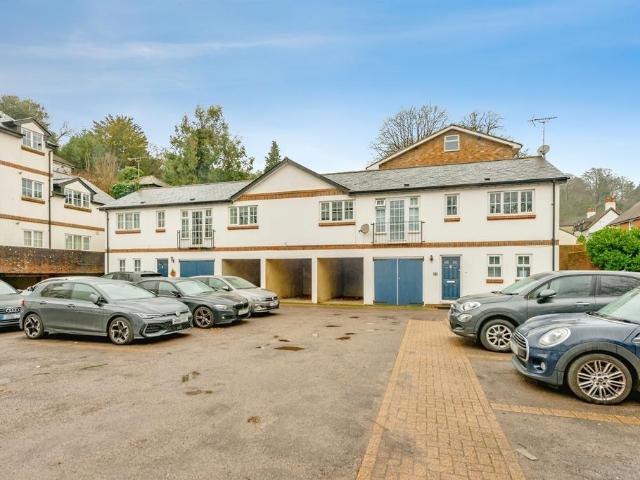 Flat for sale in Red Hill, Surrey