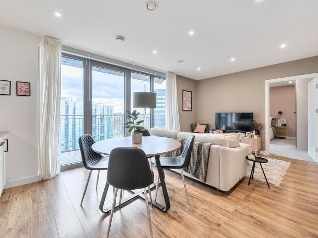 Flat for sale in Nine Elms, Greater London