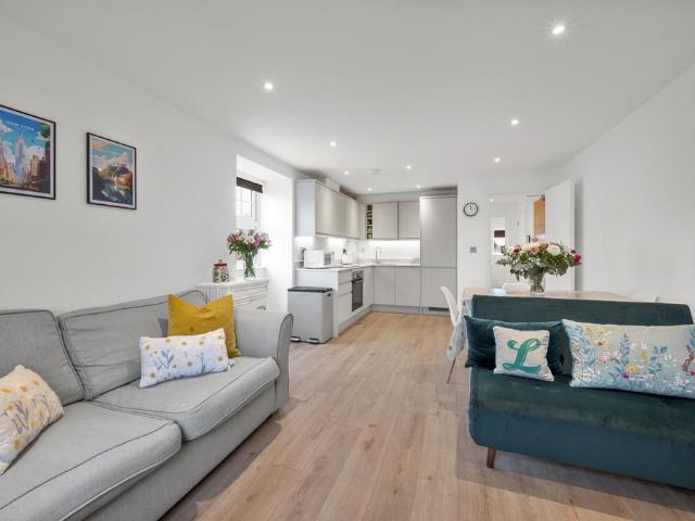 Flat for sale in Surbiton, Greater London