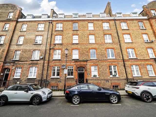 Flat for sale in Kensington, Greater London