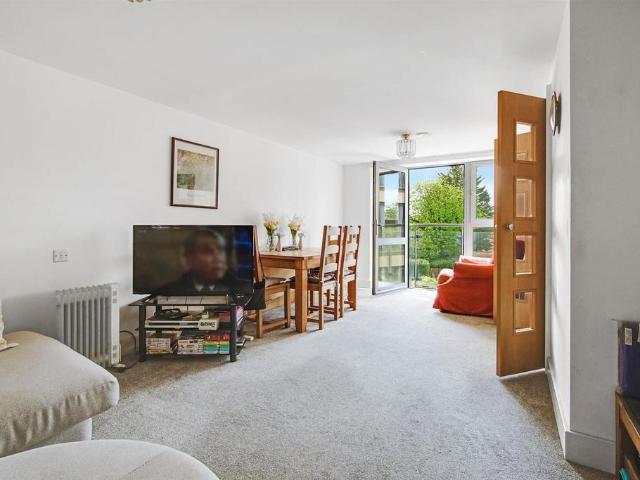 Flat for sale in Wallington, Greater London