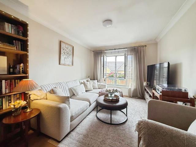 Flat for sale in Buckler's Park, Crowthorne