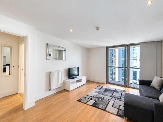 Flat for sale in Millwall, Greater London