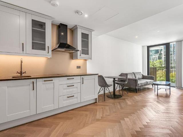 Flat for sale in St. George in the East, Wapping
